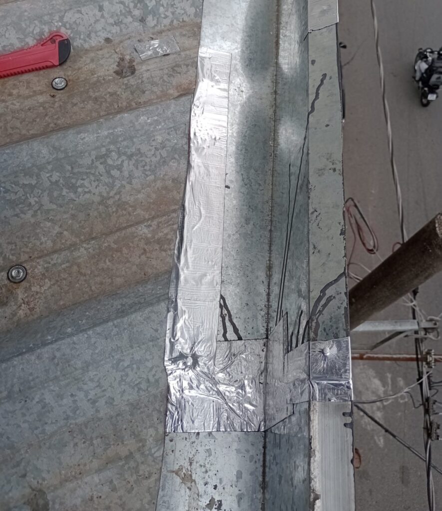 Calha metálica com emendas vedadas com manta aluminizada no Jabaquara, Zona Sul de São Paulo