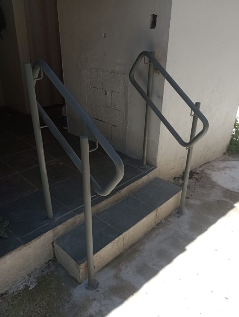 Corrimão duplo de ferro instalado nos degraus de entrada de casa no Grajaú, Zona Sul de São Paulo