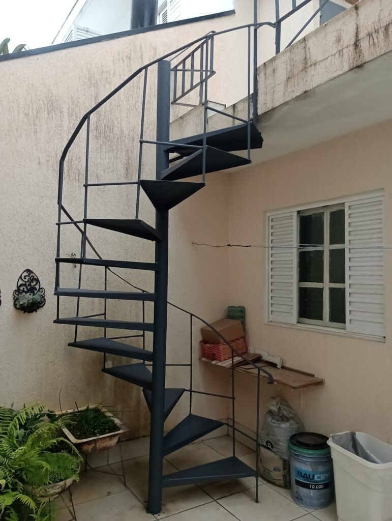 Escada caracol metálica reformada com zarcão em residência no Jardim Paulista, São Paulo
