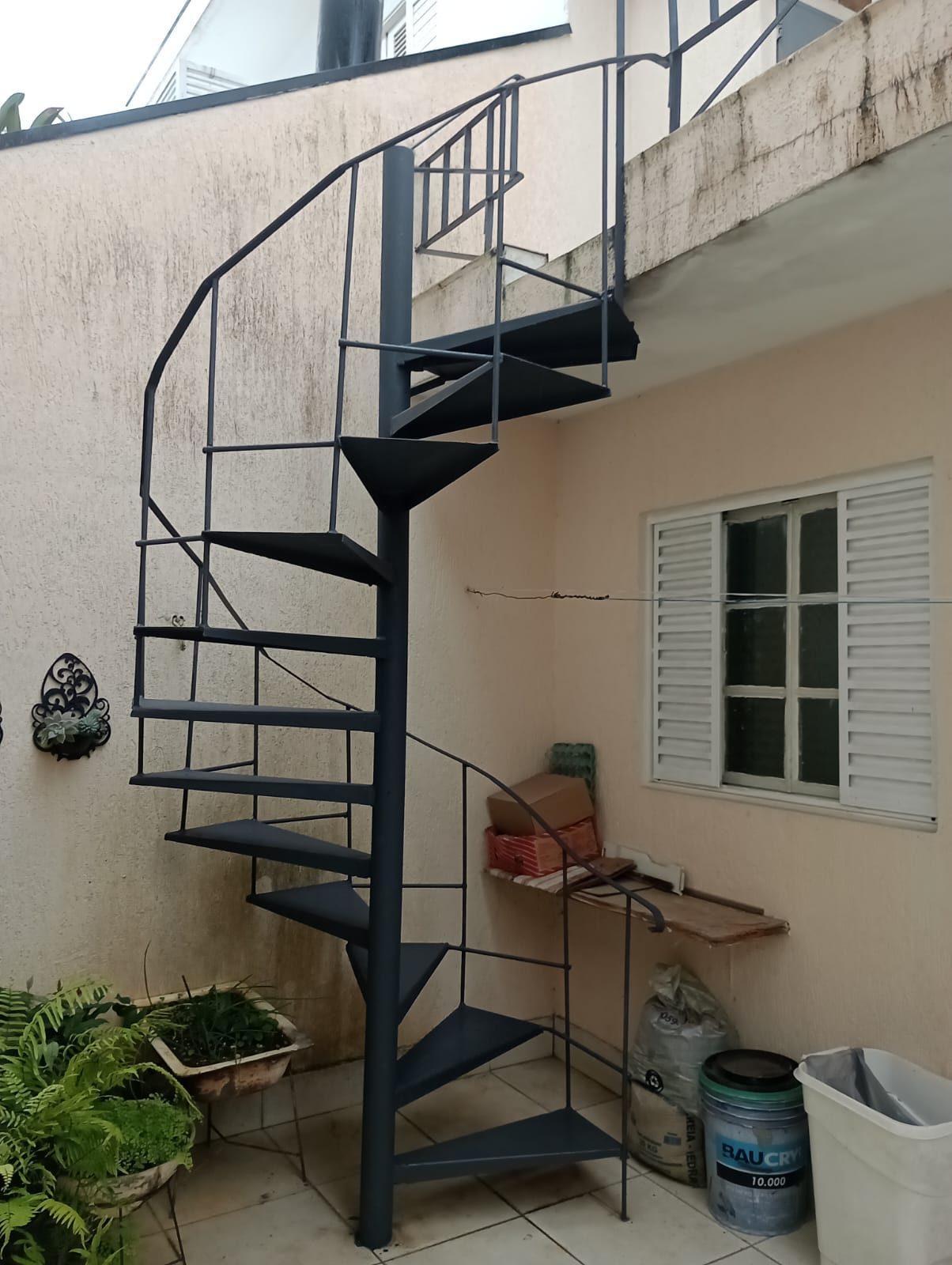 Escada caracol metálica reformada com zarcão em residência no Jardim Paulista, São Paulo