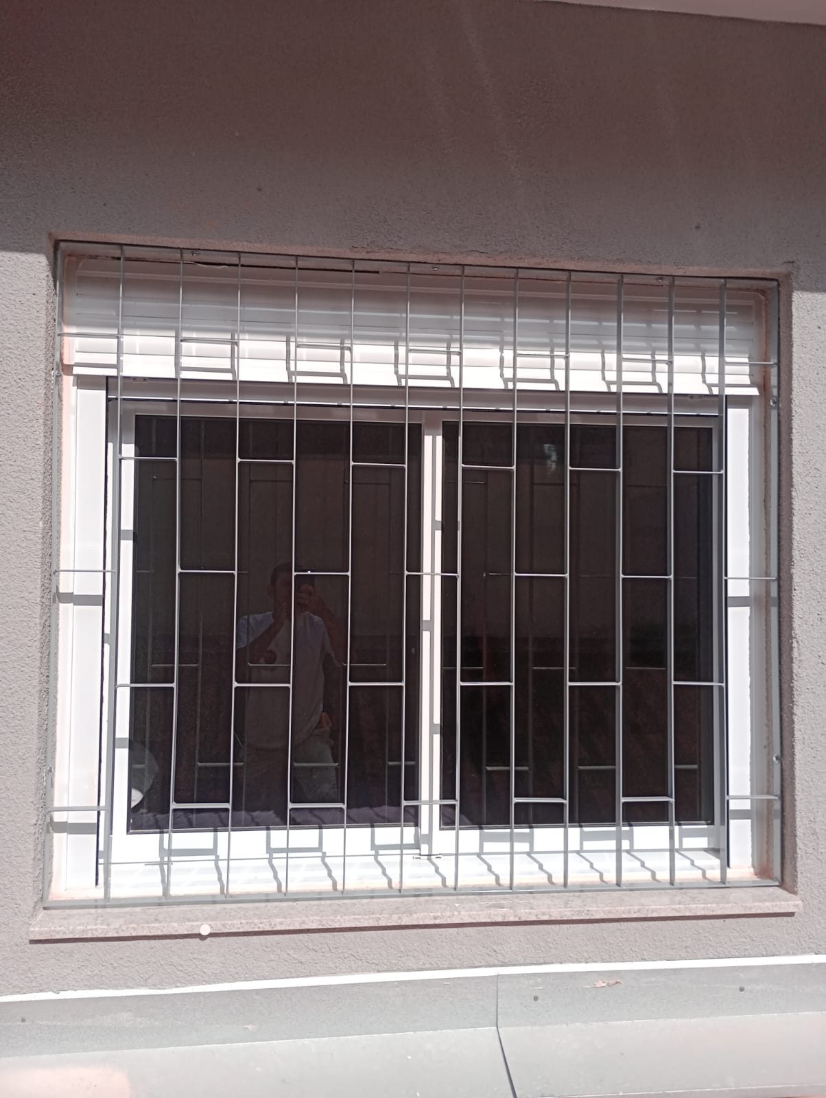 Grade de proteção com desenho geométrico em janela de correr