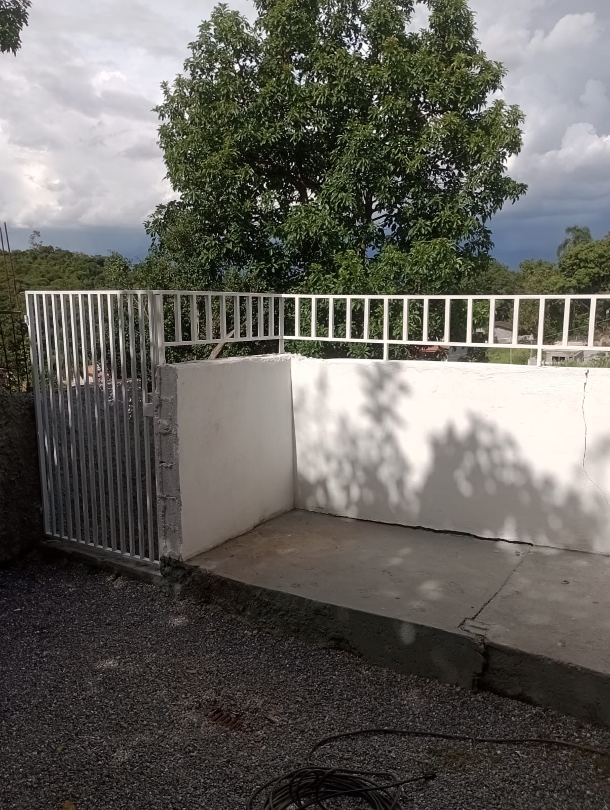 Grade com portão instalada em área externa de residência em Itapecerica da Serra