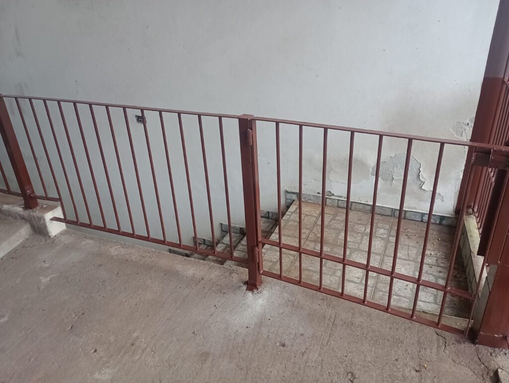 Gradil e portão da garagem após reparo, lixamento e pintura no Jardim Ângela, Embu das Artes