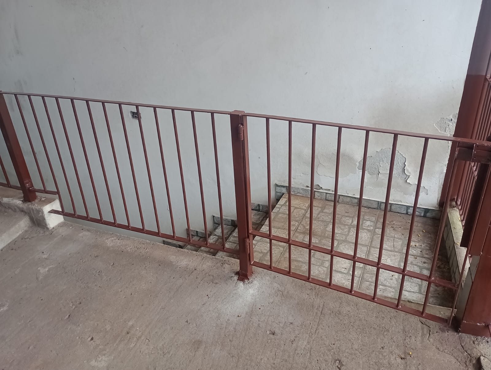 Gradil e portão da garagem após reparo, lixamento e pintura no Jardim Ângela, Embu das Artes