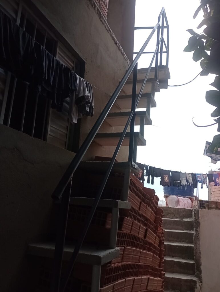 Guarda-corpo metálico em escada externa de vários lances no Campo Limpo, Zona Sul de São Paulo