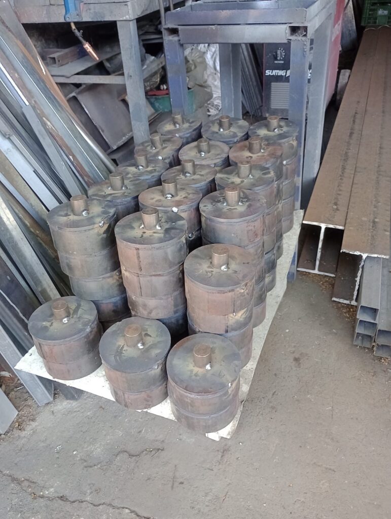 Lote de corpos de serra copo soldados e empilhados para a fabricação