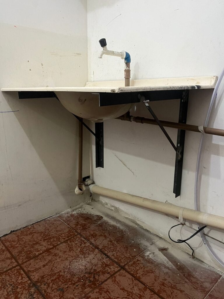 Bancada de pia apoiada em suportes mão francesa de ferro em Embu das Artes