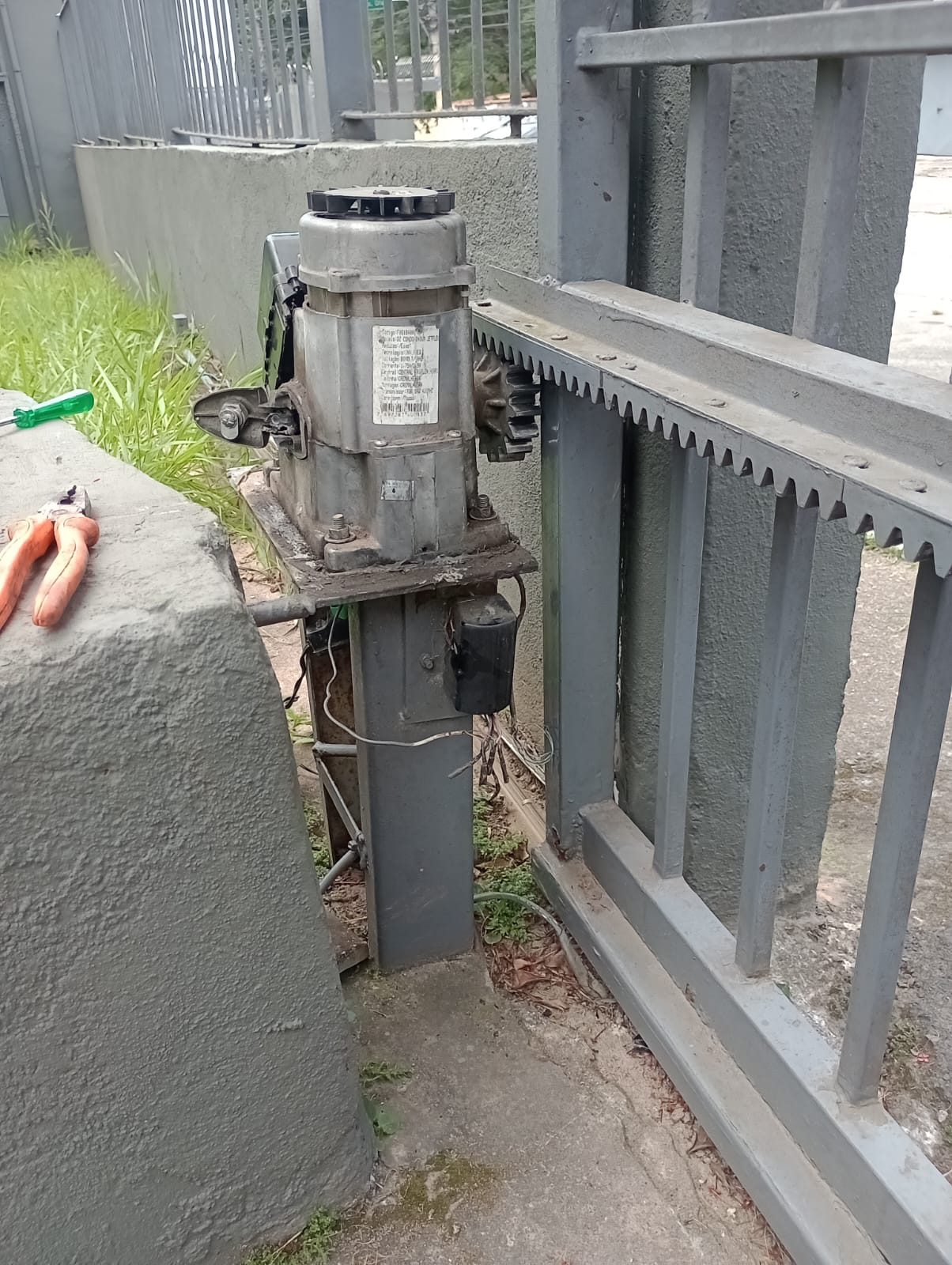 Motor de portão deslizante em manutenção no Capão Redondo, Zona Sul de São Paulo