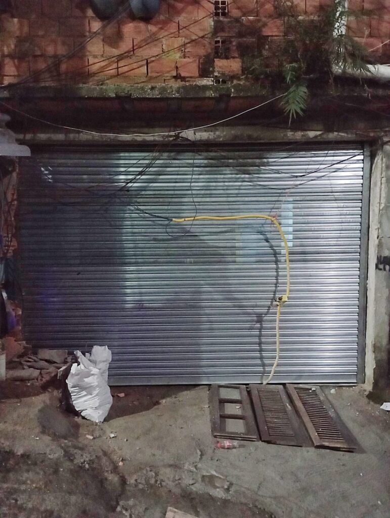 Porta de aço de enrolar automatizada instalada no Morumbi, São Paulo