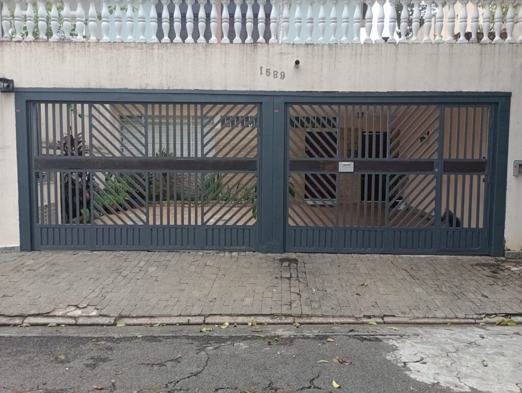 Portão basculante reformado com zarcão em residência no Jardim Paulista, São Paulo