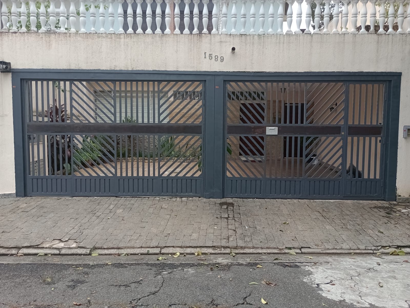 Portão basculante reformado com zarcão em residência no Jardim Paulista, São Paulo