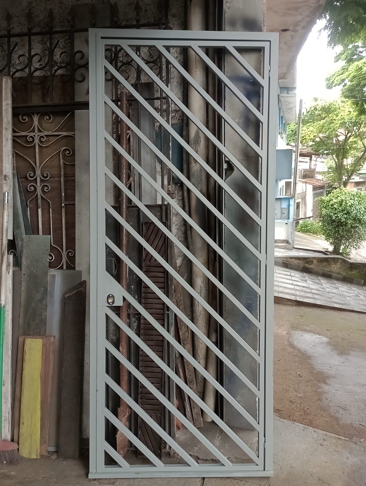 Portão social de ferro com grade diagonal fabricado na oficina da Domenick Soldas em Embu das Artes