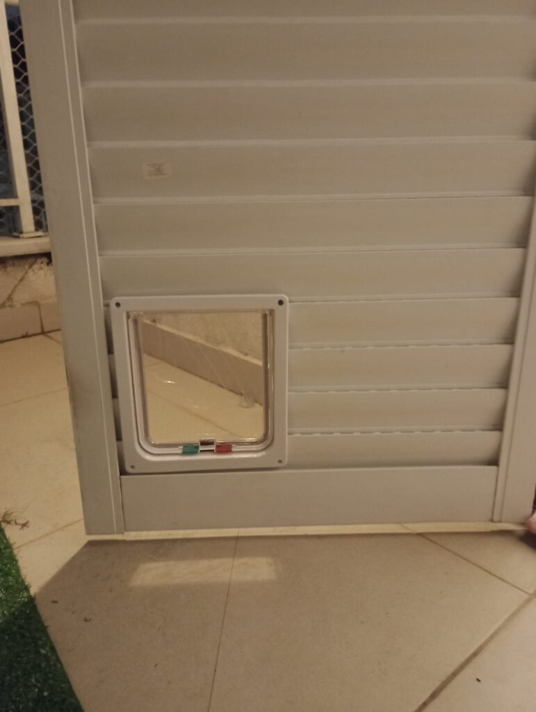Portinha para pets instalada em porta veneziana no Cambuci, São Paulo
