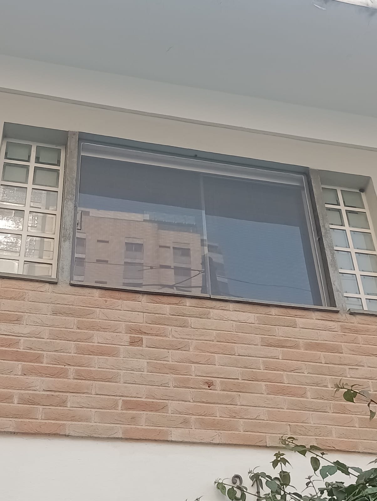 Tela mosquiteira com quadro metálico instalada em janela em Moema, São Paulo