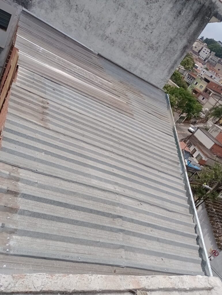 Telhado metálico concluído sobre construção no Jabaquara, Zona Sul de São Paulo