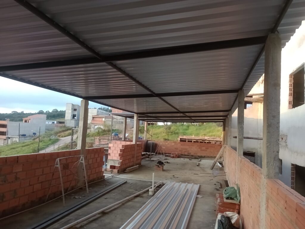 Terraço coberto com telhado metálico no Campo Limpo, Zona Sul de São Paulo